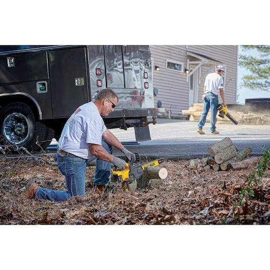 DEWALT 20V MAX* XR® COMPACT 12 IN. CORDLESS CHAINSAW KIT