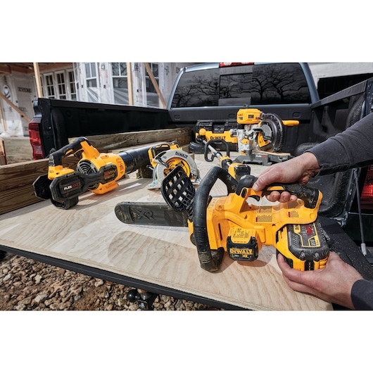 DEWALT 20V MAX* XR® COMPACT 12 IN. CORDLESS CHAINSAW KIT