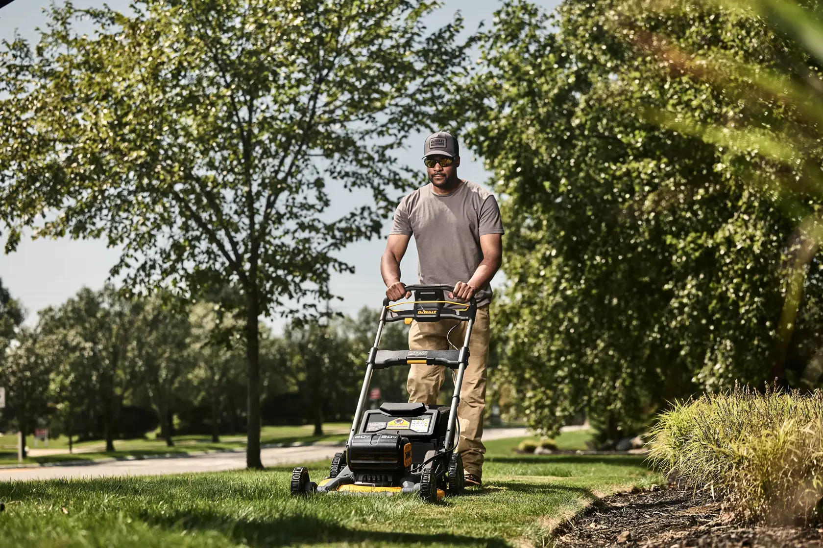 DEWALT® 2x20V MAX* XR 21-in. (533mm) Cordless Push Lawn Mower with (2) 10.0 Ah Batteries and Charger
