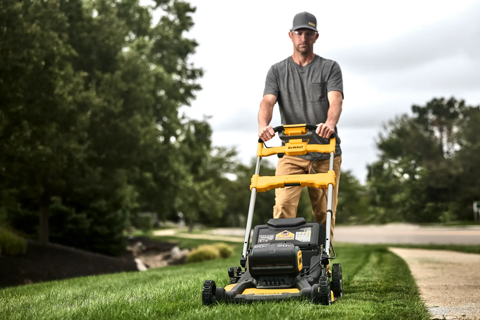DEWALT® 2x20V MAX* XR Cordless Self-Propelled Mower with (2) 10.0 Ah Batteries and Charger