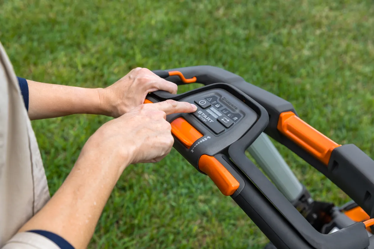 Husqvarna Lawn Xpert LE-322R (battery and charger included)