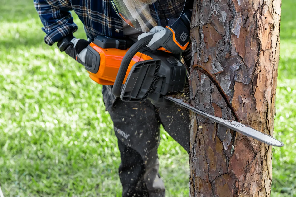 Husqvarna Power Axe 350i Chainsaw (battery and charger included)